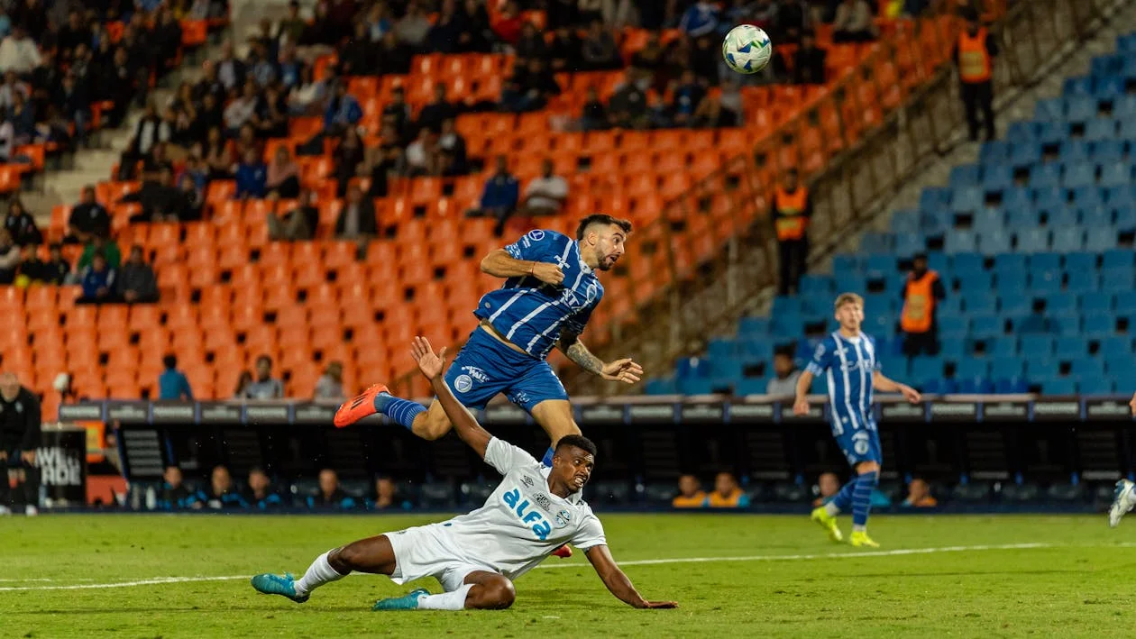 西甲联赛激烈的足球对抗场面